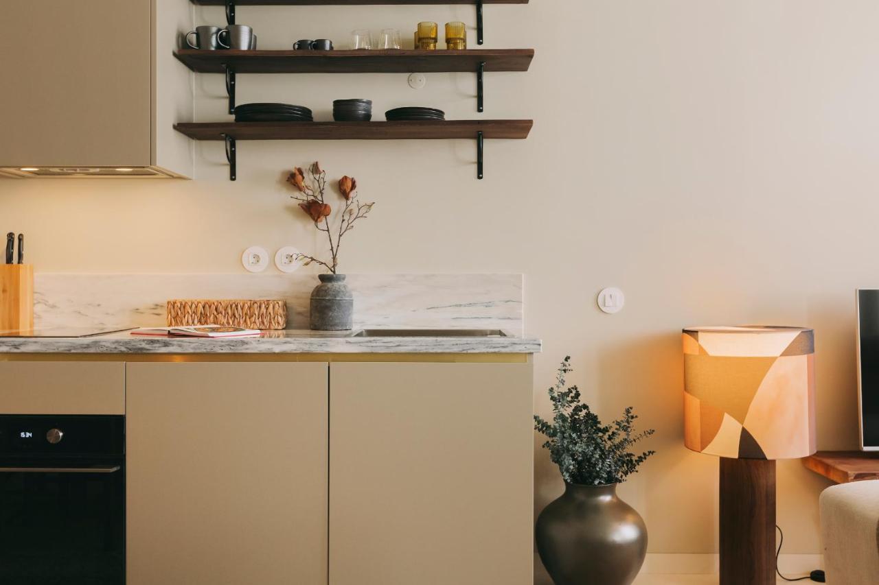 Village Aparthotel By Boa Porto Bilik gambar A kitchen with a lamp