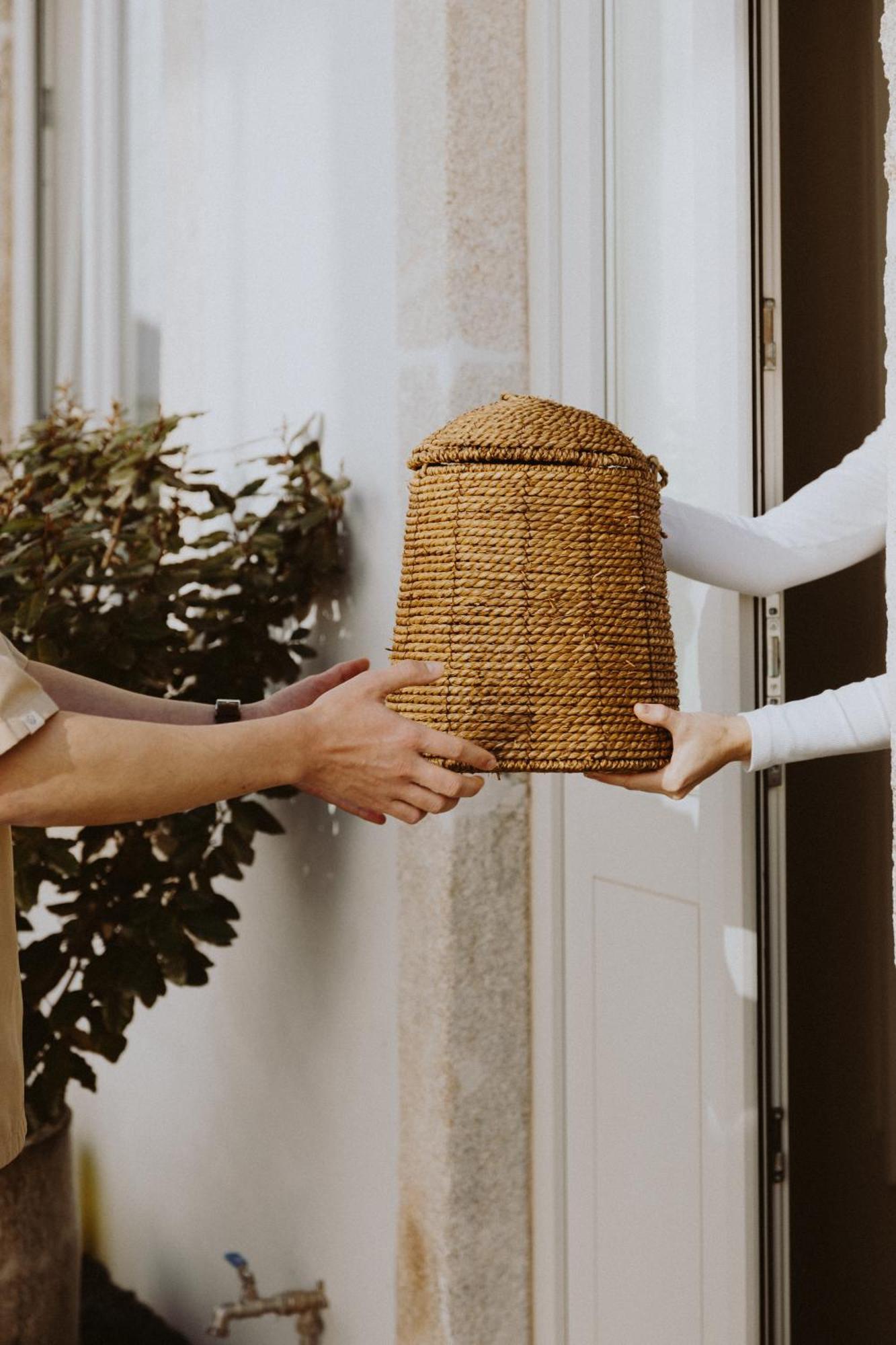 Village Aparthotel By Boa Porto Luaran gambar A beekeeper delivers a package of honey to a customer