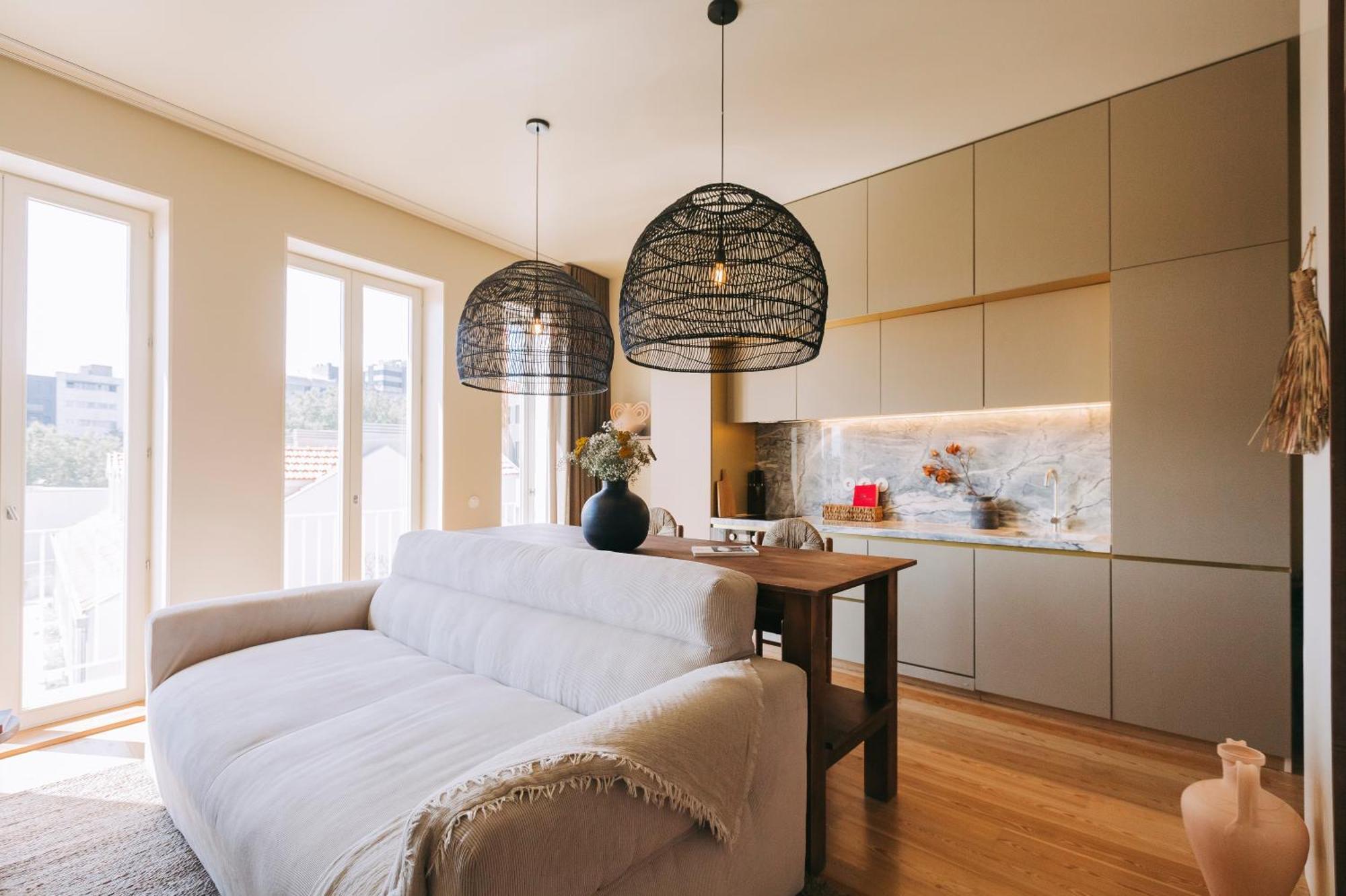 Village Aparthotel By Boa Porto Bilik gambar A living room with a kitchen in the background