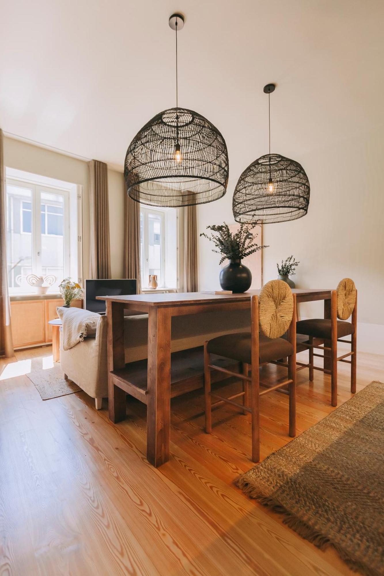 Village Aparthotel By Boa Porto Bilik gambar A dining room with a table and chairs