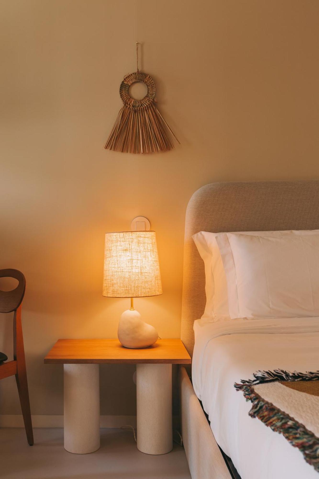 Village Aparthotel By Boa Porto Bilik gambar A table lamp