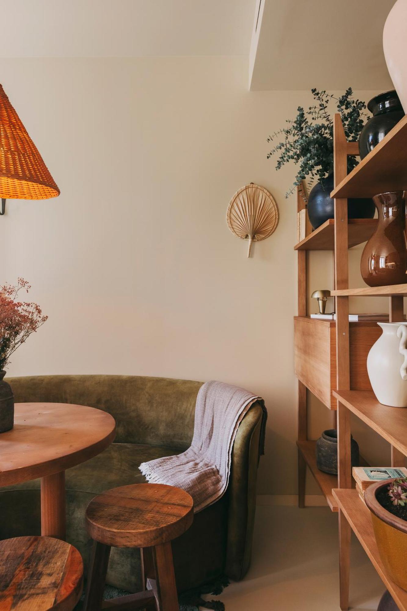 Village Aparthotel By Boa Porto Bilik gambar A living room with a sofa, a table, a shelf and a lamp