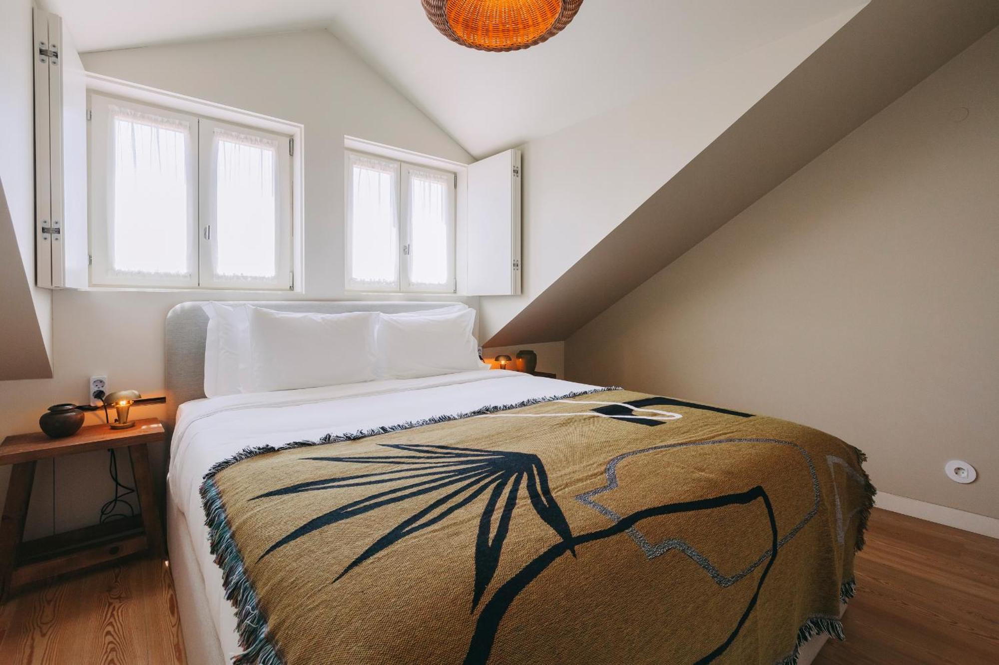 Village Aparthotel By Boa Porto Bilik gambar A bed with a throw