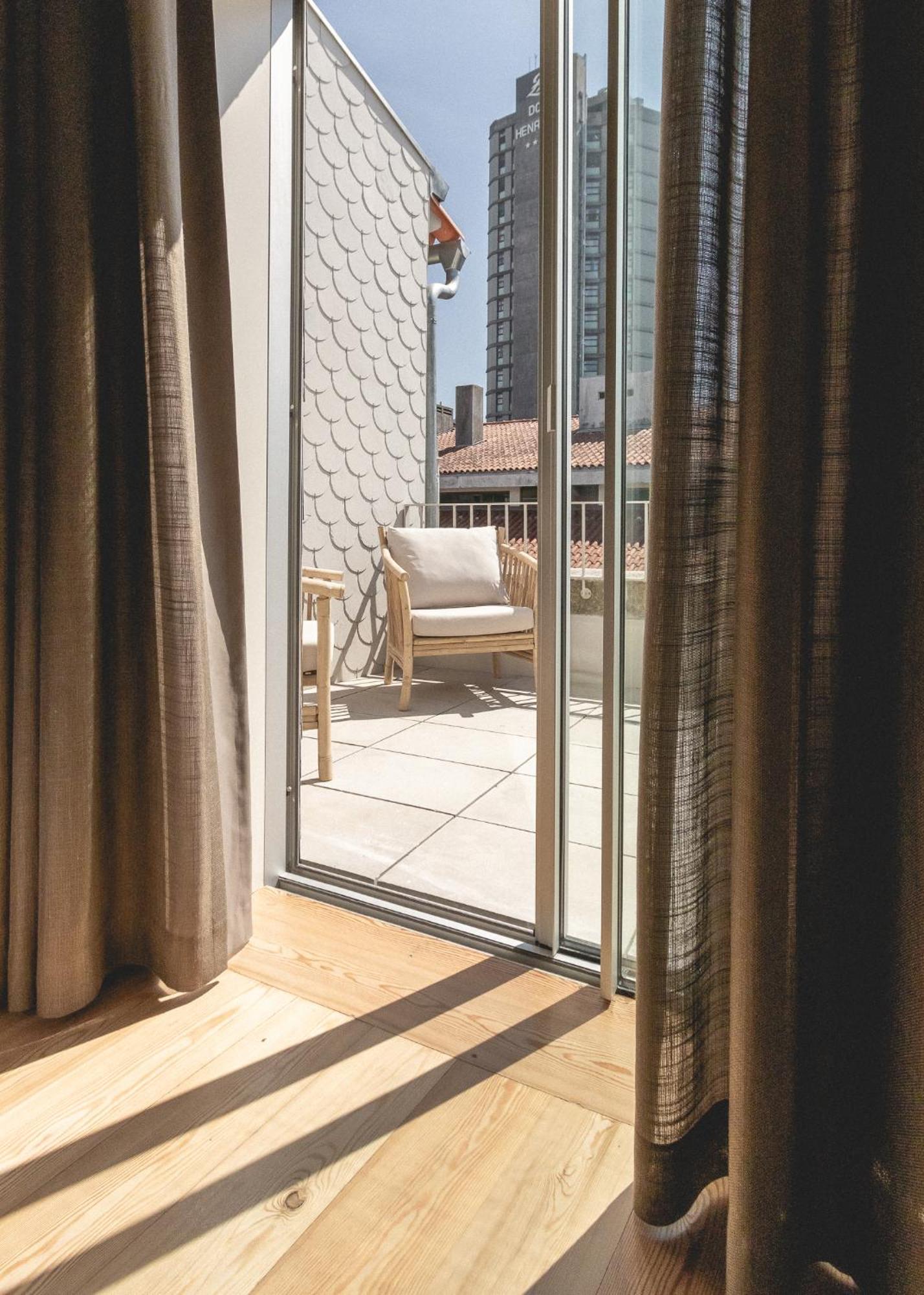 Village Aparthotel By Boa Porto Bilik gambar A sliding door